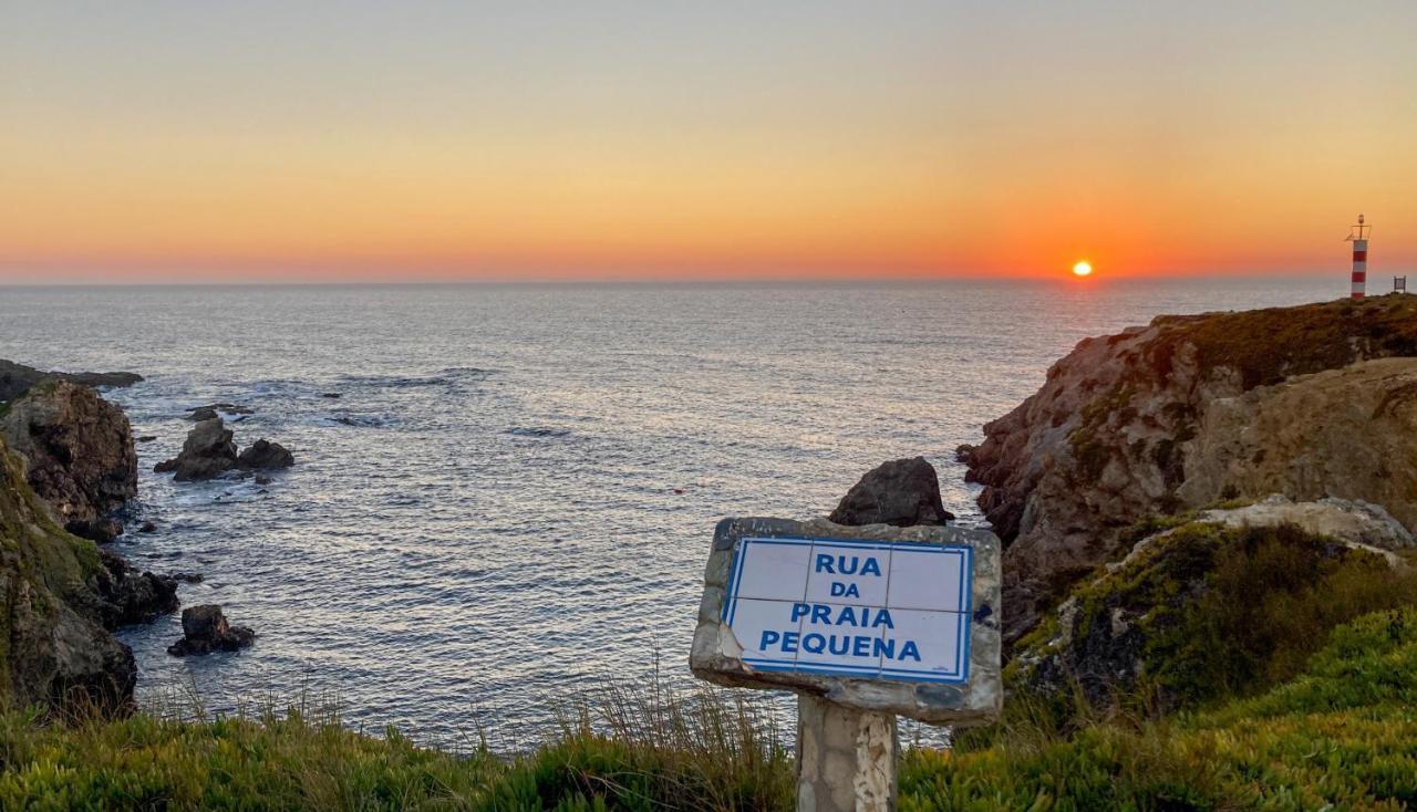 Pé Na Areia, Local *
