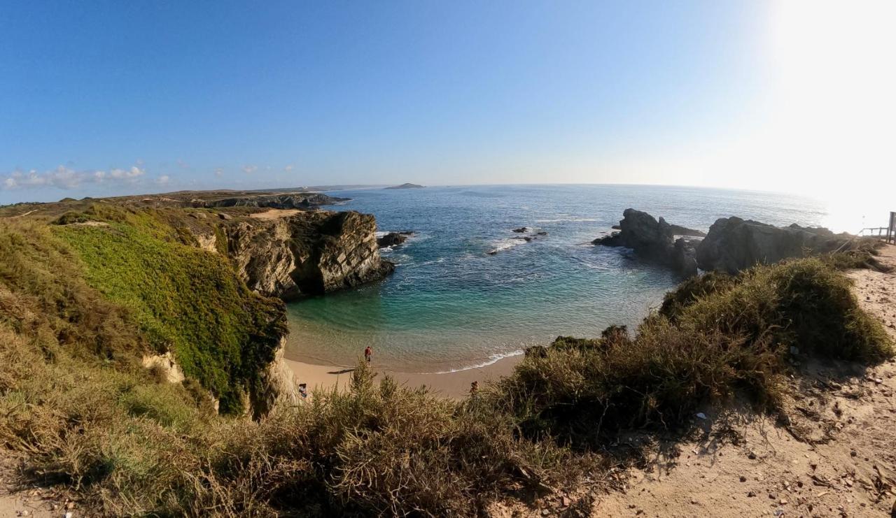 Pé Na Areia, Local * Porto Covo