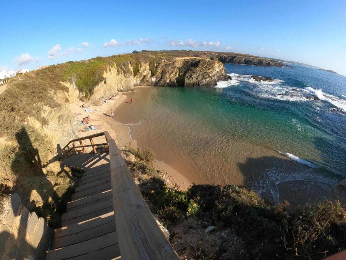 Pé Na Areia, Local *